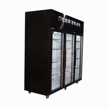 Cửa kính đen bếp hiển thị tủ lạnh
